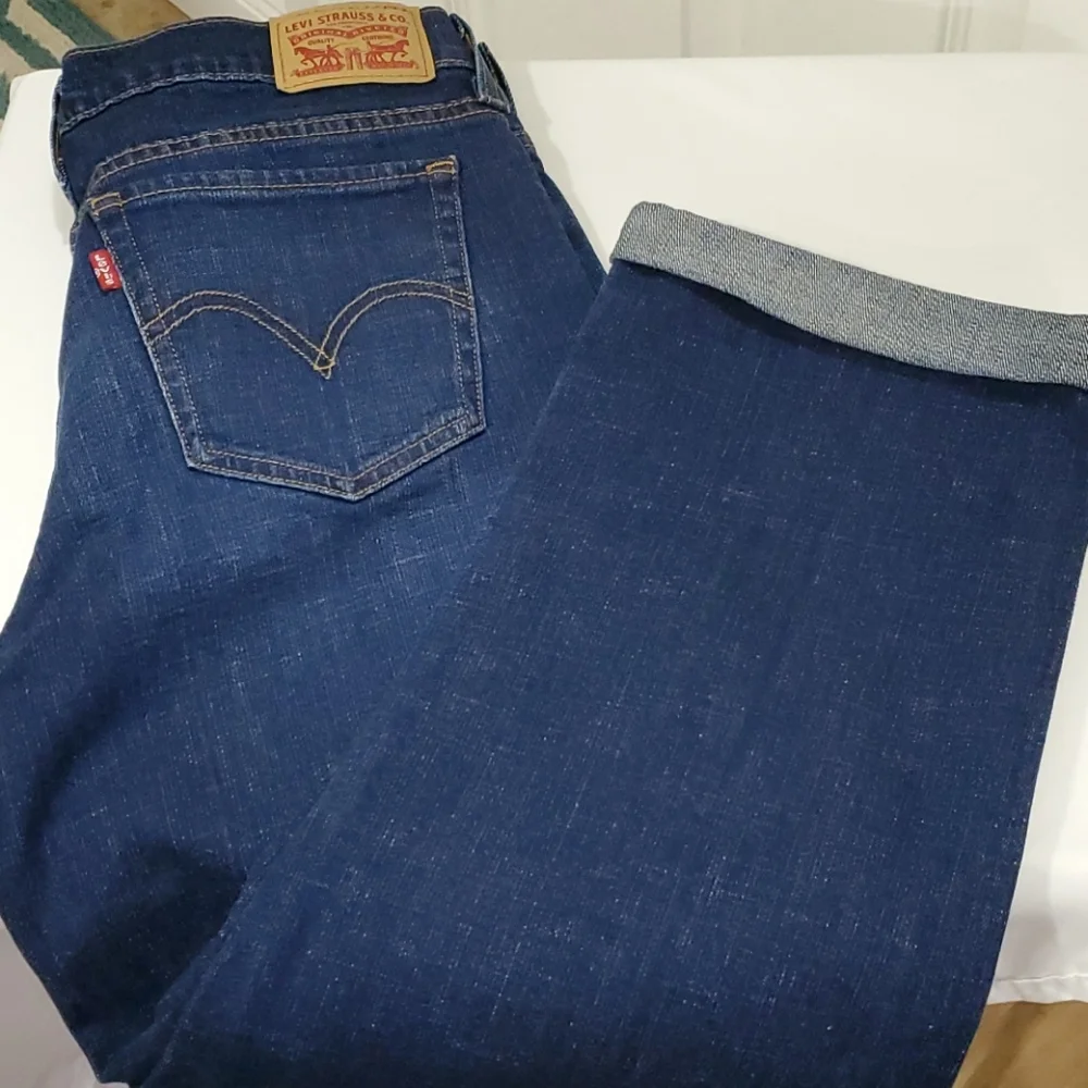 EUC LEVI'S DENIM MIDRISE 5 POCKET CROP JEANS (27)